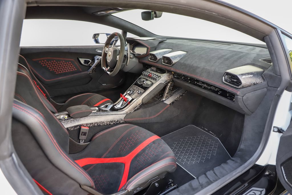 Used 2018 Lamborghini Huracan Performante AWD/4WD image 41