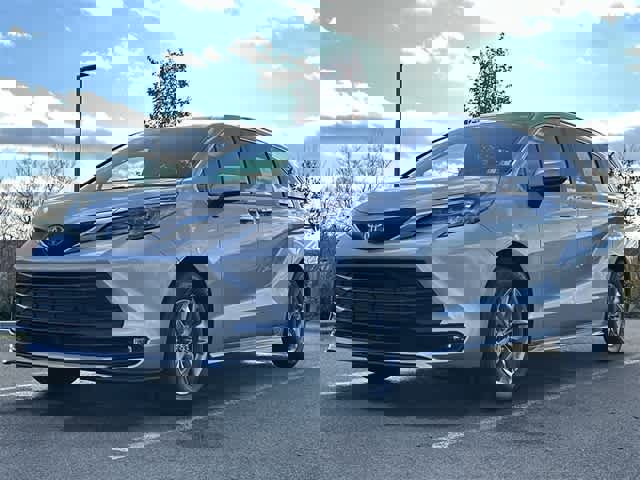 Used 2025 Toyota Sienna XLE image 31