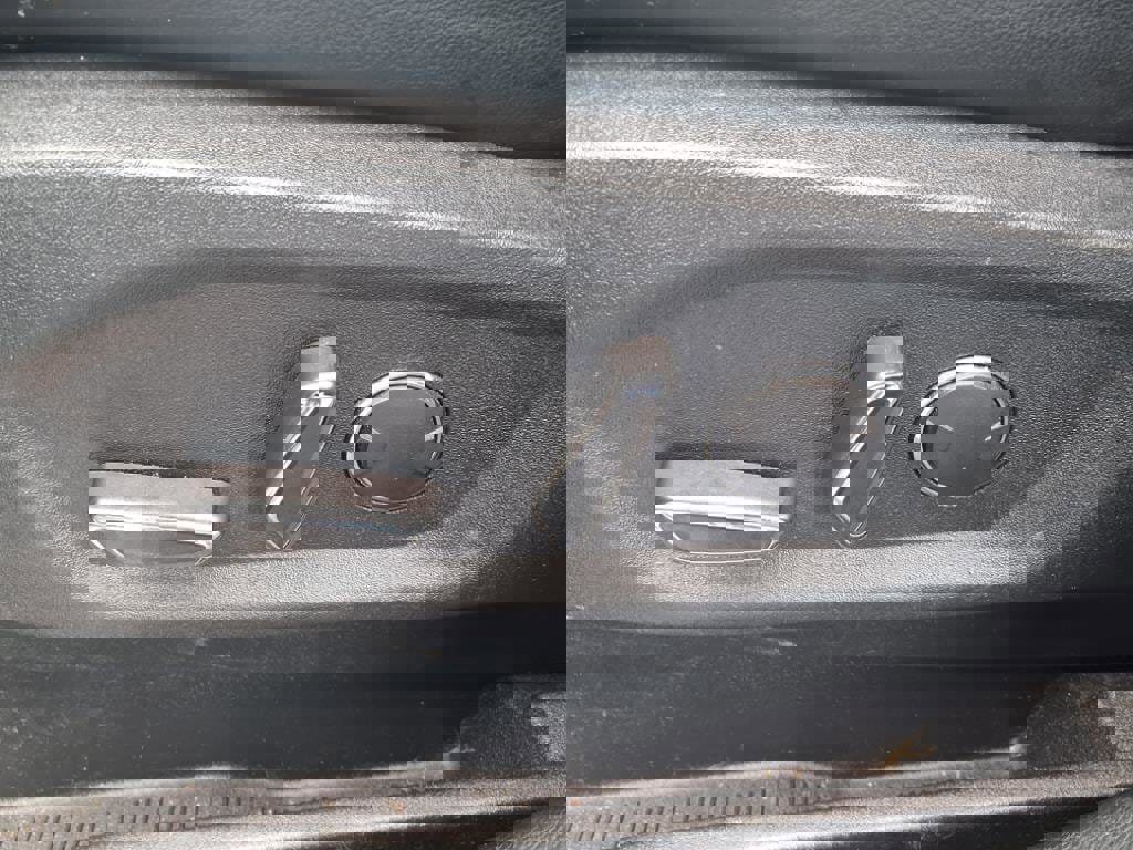 Used 2018 Ford Edge Titanium w/ Ford Safe & Smart Package image 19