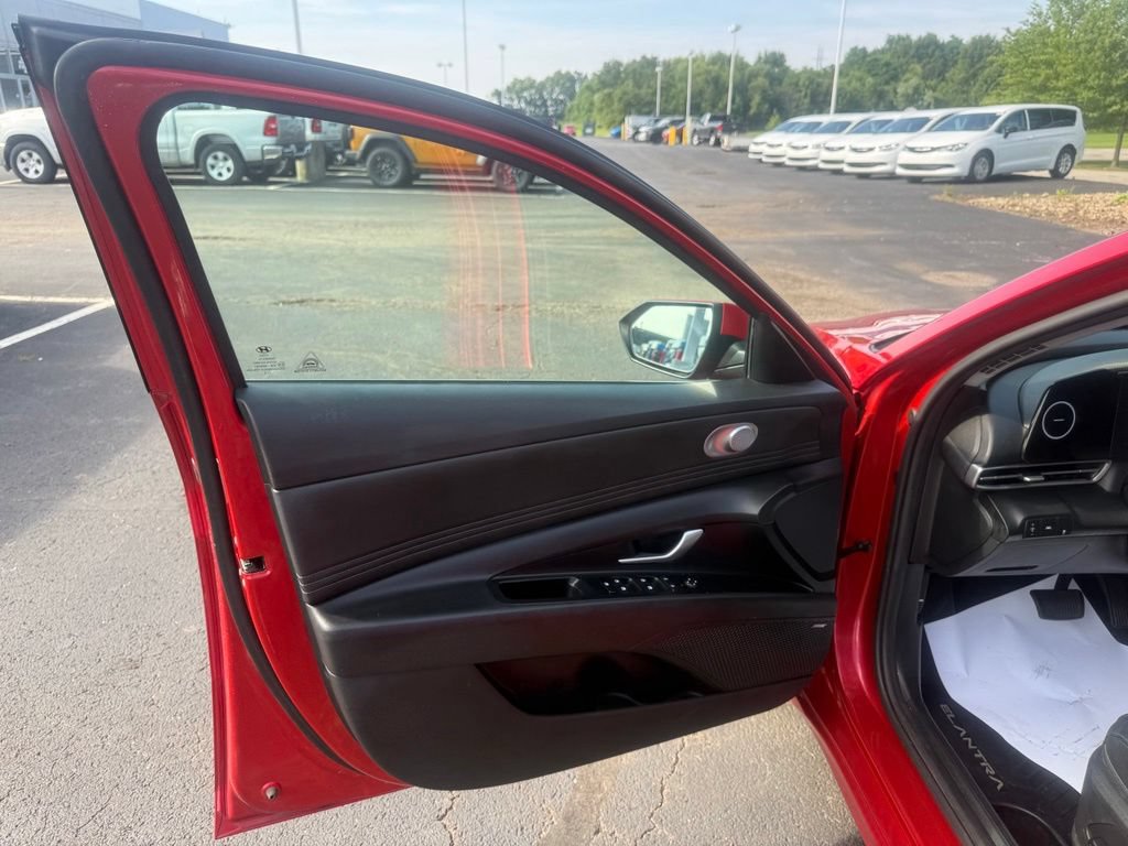 Used 2023 Hyundai Elantra Limited FWD image 12