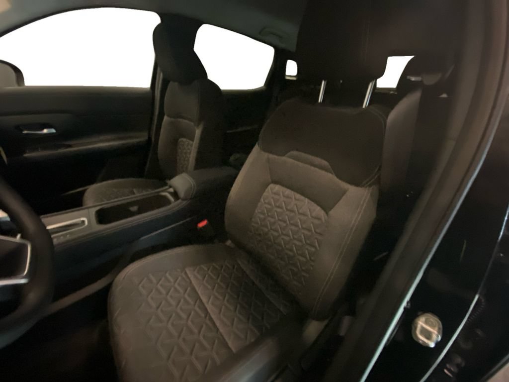 Used 2025 Nissan Kicks SV AWD/4WD image 10