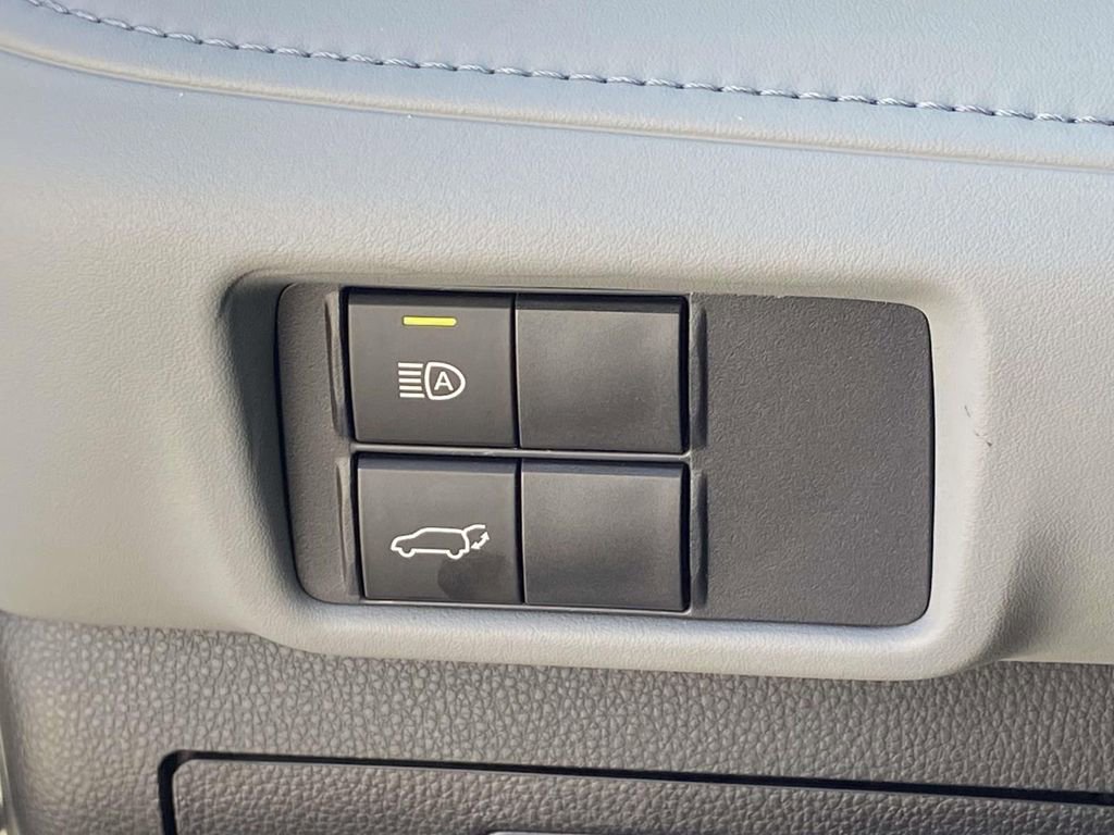 Used 2025 Toyota Highlander XLE image 29