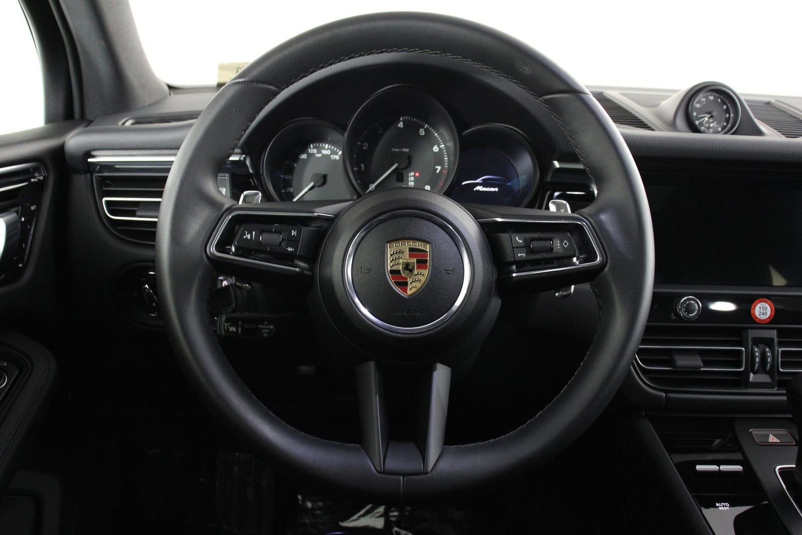 Certified 2025 Porsche Macan image 12