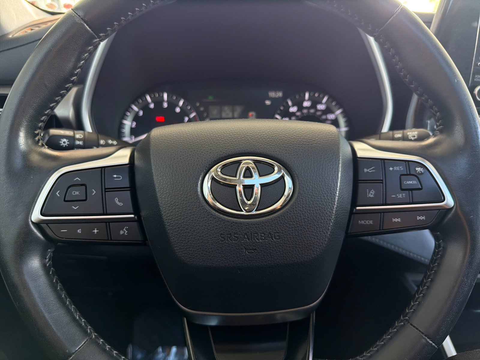 Used 2020 Toyota Highlander XLE FWD image 24