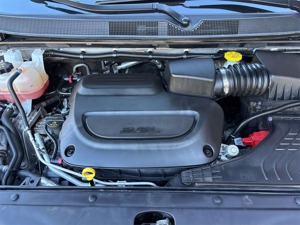 Used 2024 Chrysler Pacifica Touring-L image 9