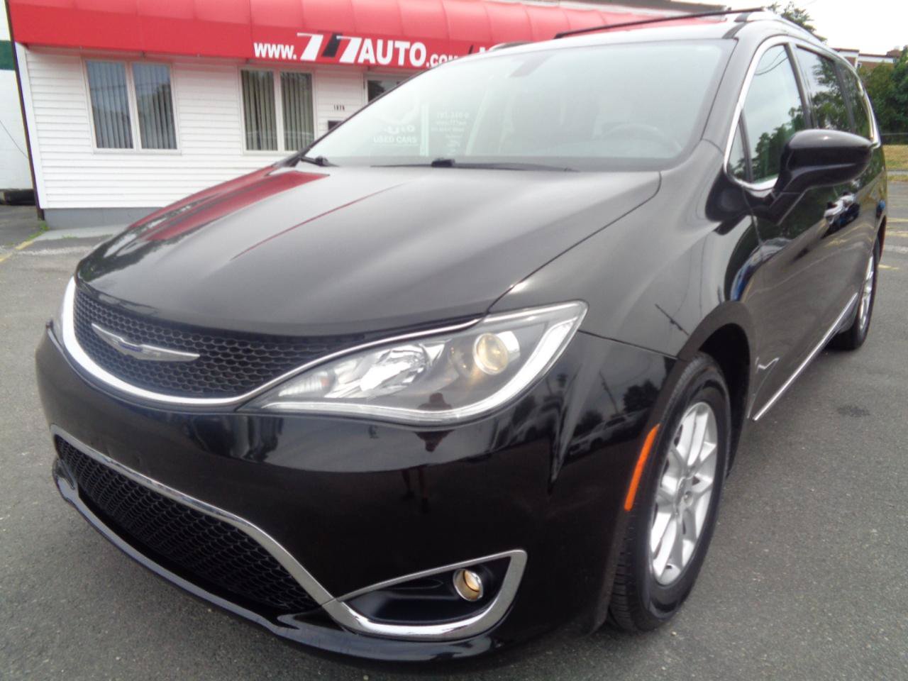 Used 2020 Chrysler Pacifica Touring-L FWD image 14