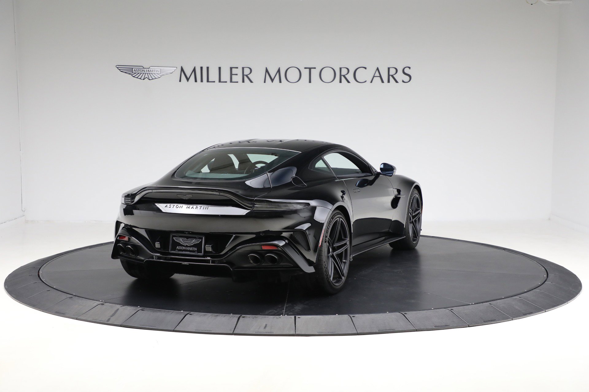 Used 2025 Aston Martin V8 Vantage Coupe image 7