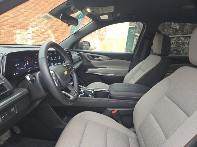 Used 2025 Chevrolet Traverse LT image 7