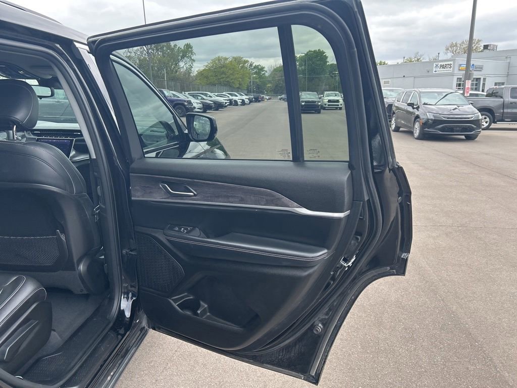 Used 2023 Jeep Grand Cherokee L Limited AWD/4WD image 19
