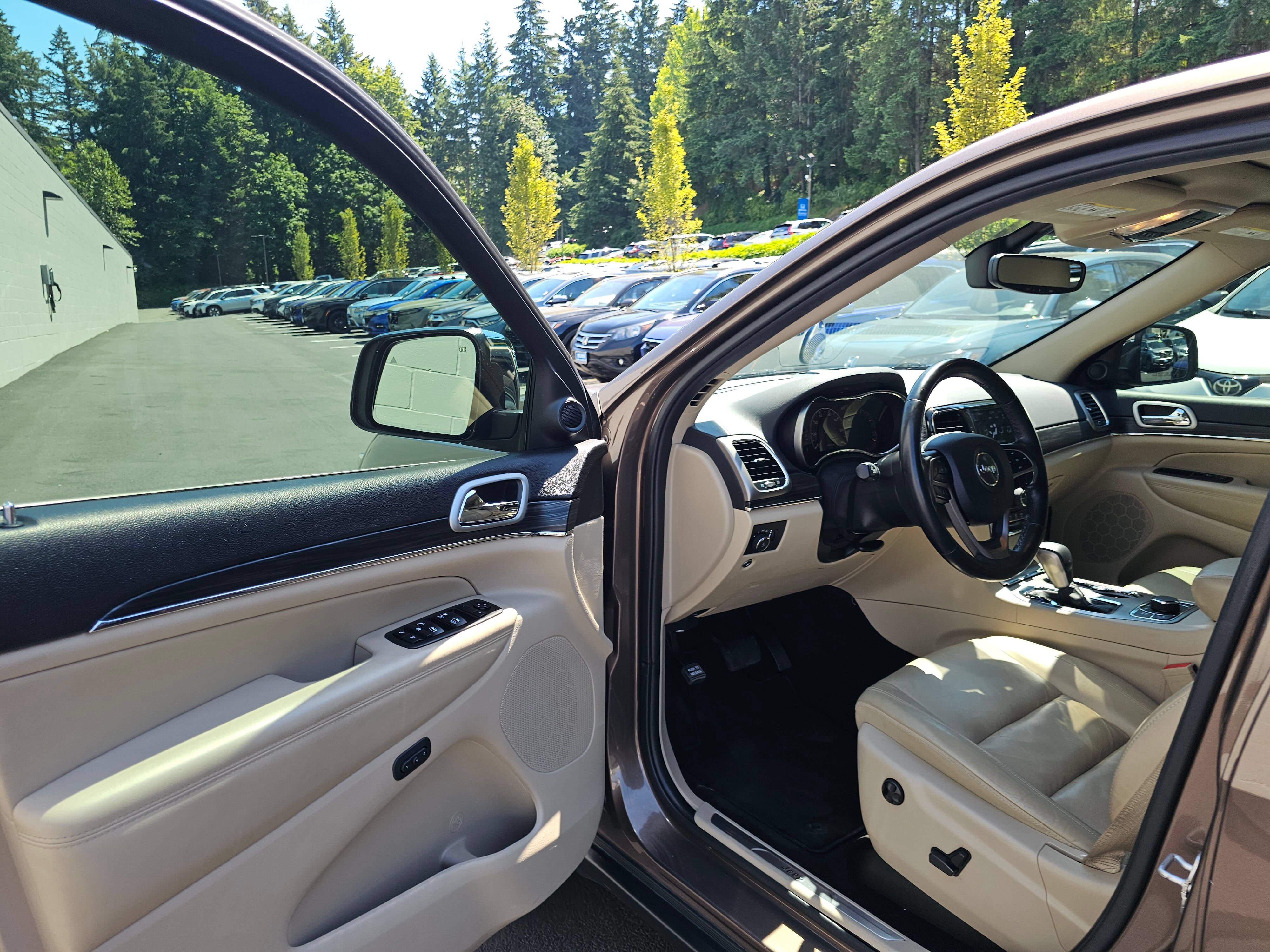 Used 2021 Jeep Grand Cherokee Limited w/ Sun & Sound Group AWD/4WD image 23