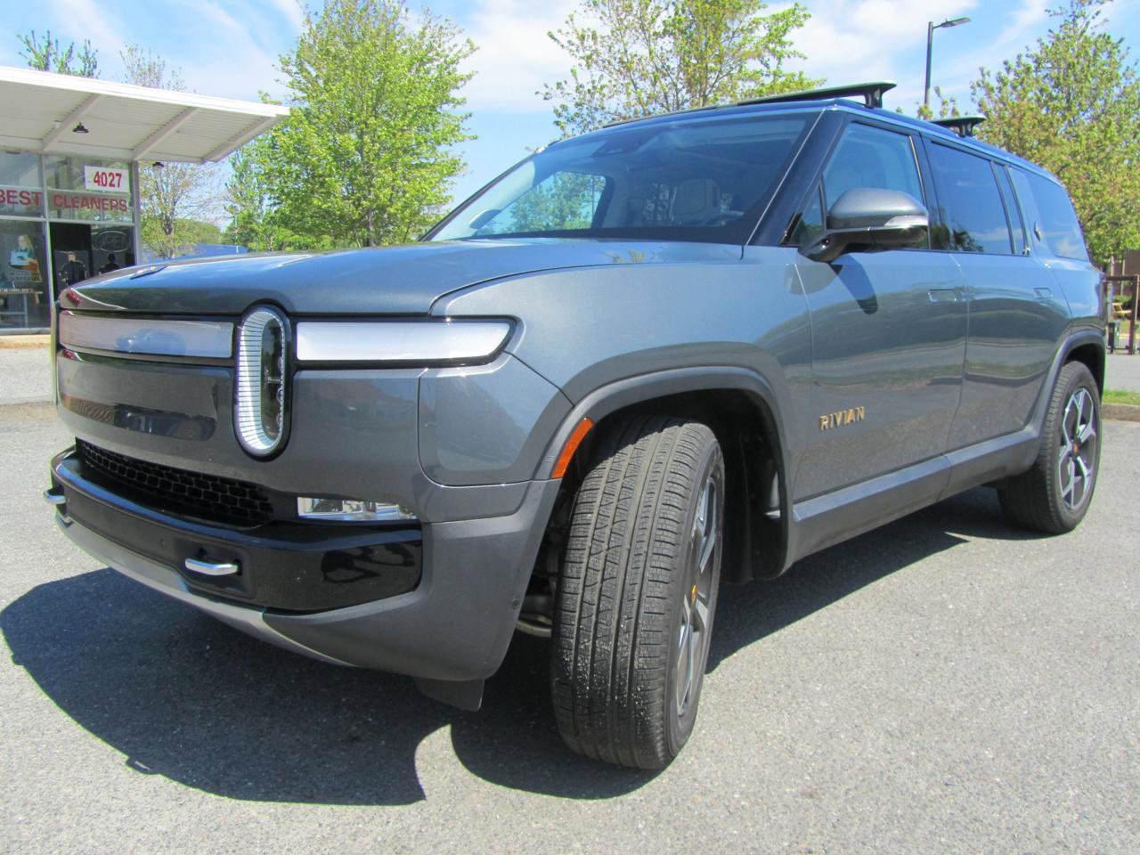 Used 2023 Rivian R1S Adventure image 6