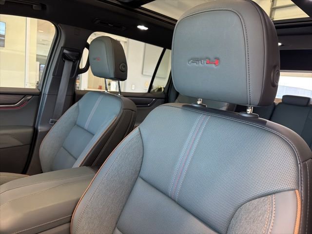 Used 2025 GMC Acadia AT4 w/ Luxury Package image 16