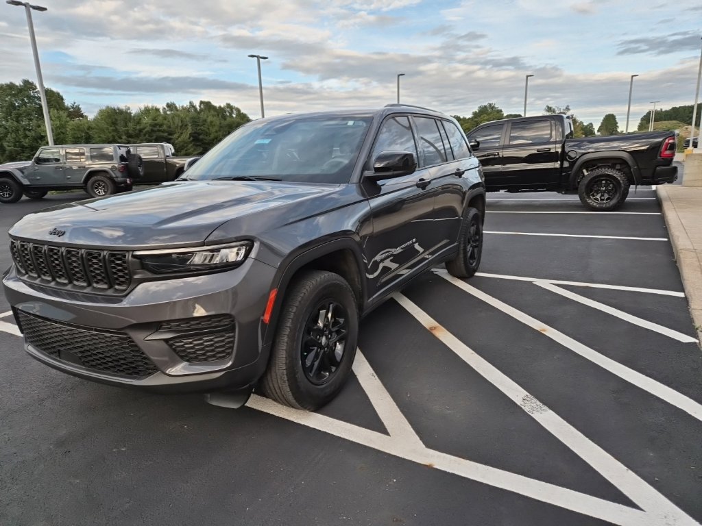 Used 2024 Jeep Grand Cherokee Laredo AWD/4WD image 8