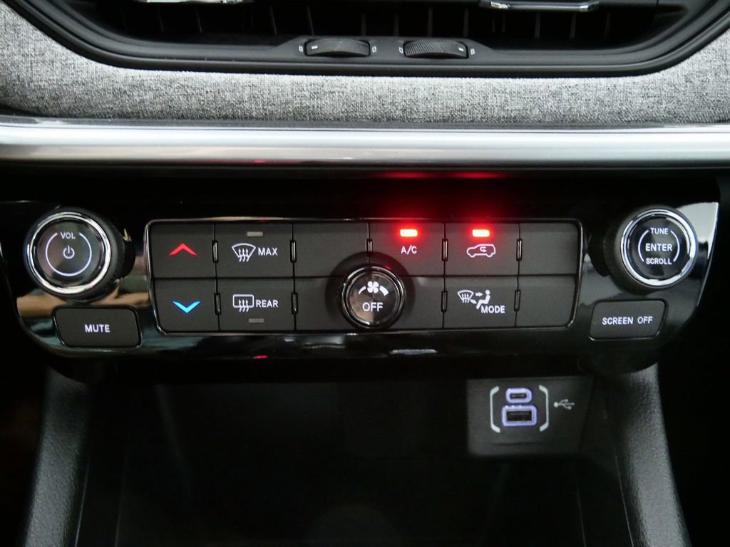 Used 2024 Jeep Compass Latitude image 43