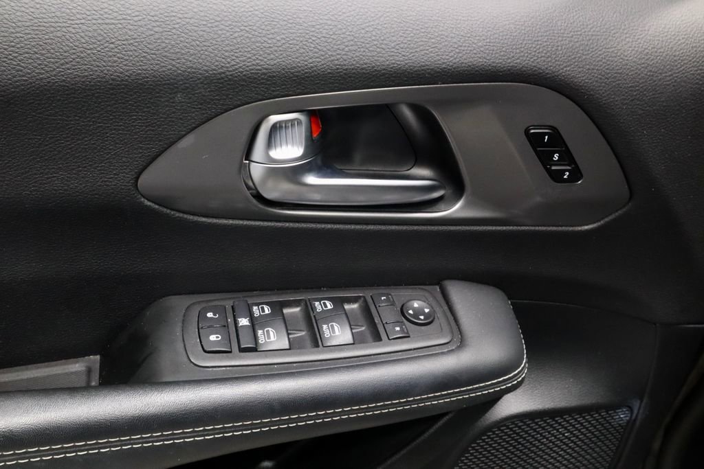 Used 2025 Chrysler Pacifica Select FWD image 24