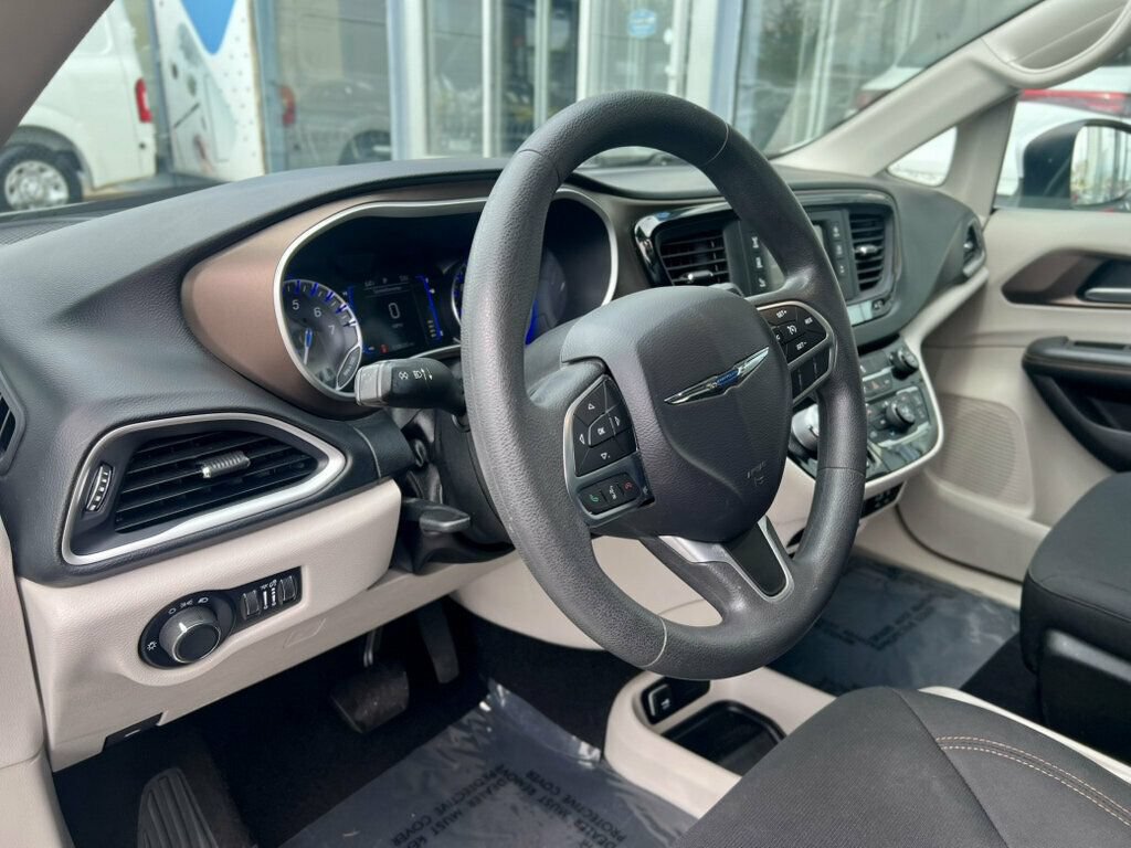 Used 2017 Chrysler Pacifica LX w/ Tire & Wheel Group FWD image 12
