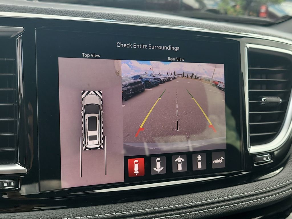 Used 2025 Chrysler Pacifica Premium image 23