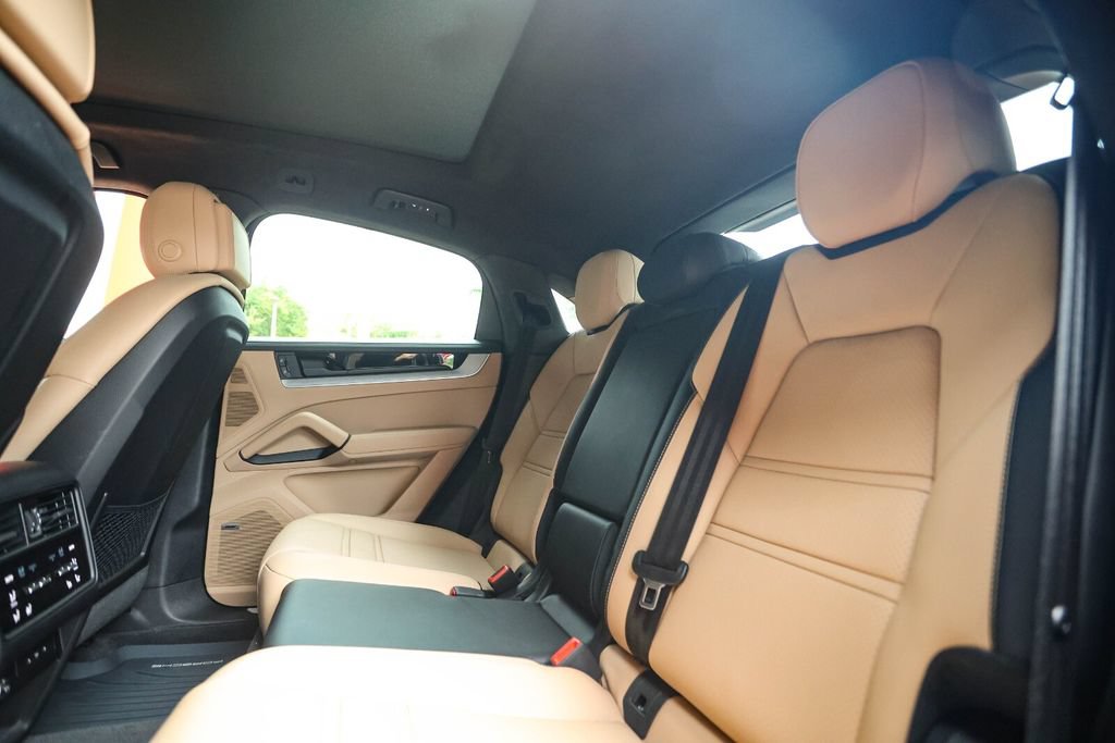 Used 2024 Porsche Cayenne Coupe AWD/4WD image 32