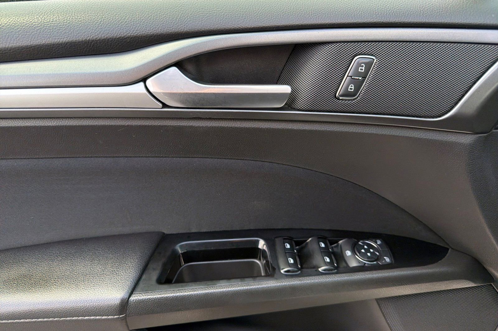 Used 2016 Ford Fusion SE FWD image 10