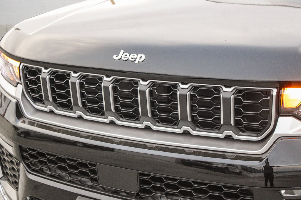 New 2027 Jeep Grand Cherokee Limited RWD image 6