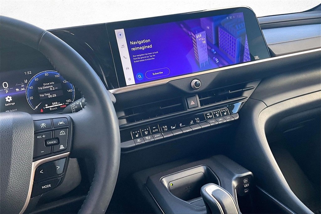 Used 2023 Toyota Crown Limited image 9