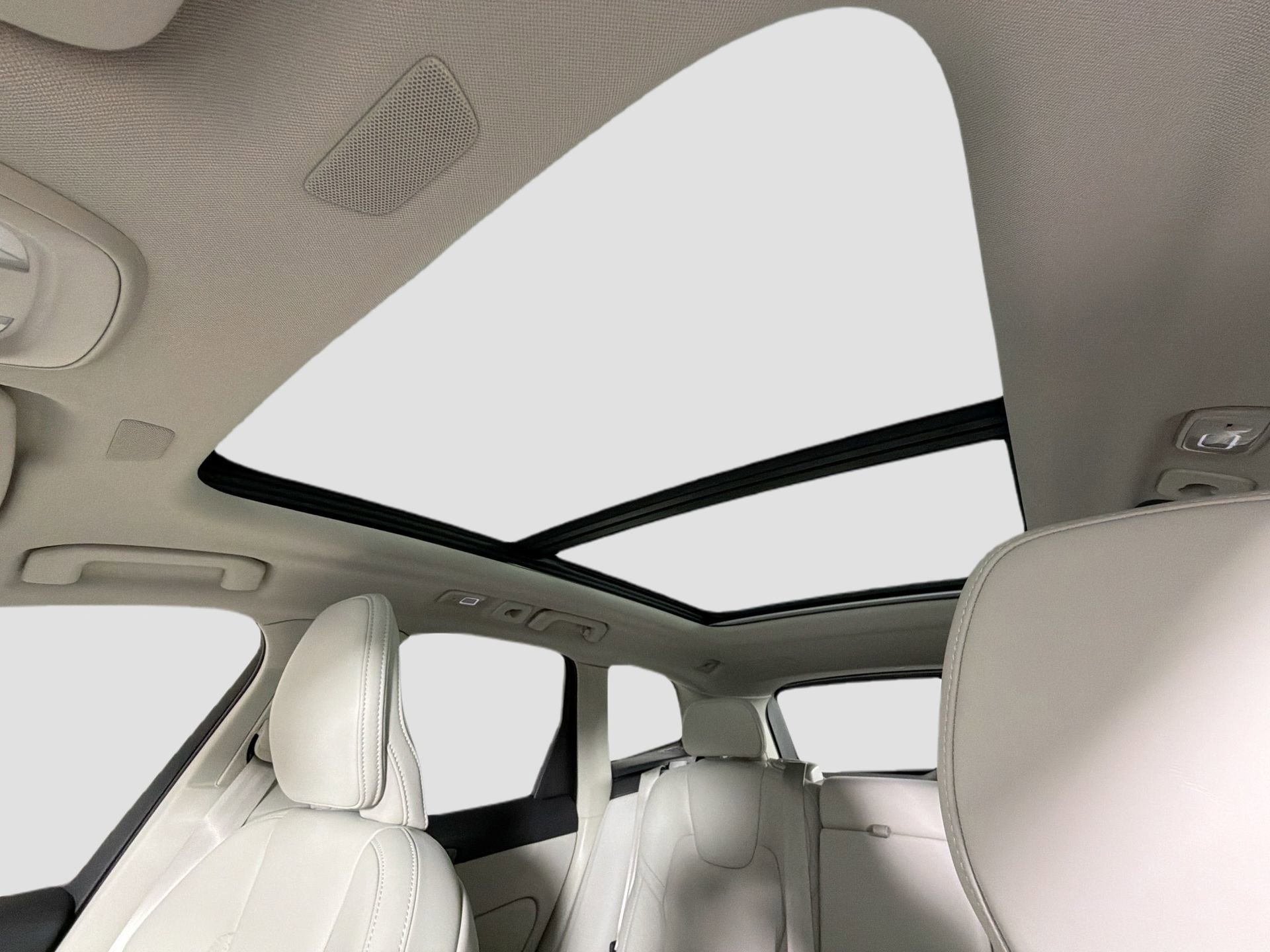 Certified 2025 Volvo XC60 B5 Ultra w/ Protection Package Premier image 23