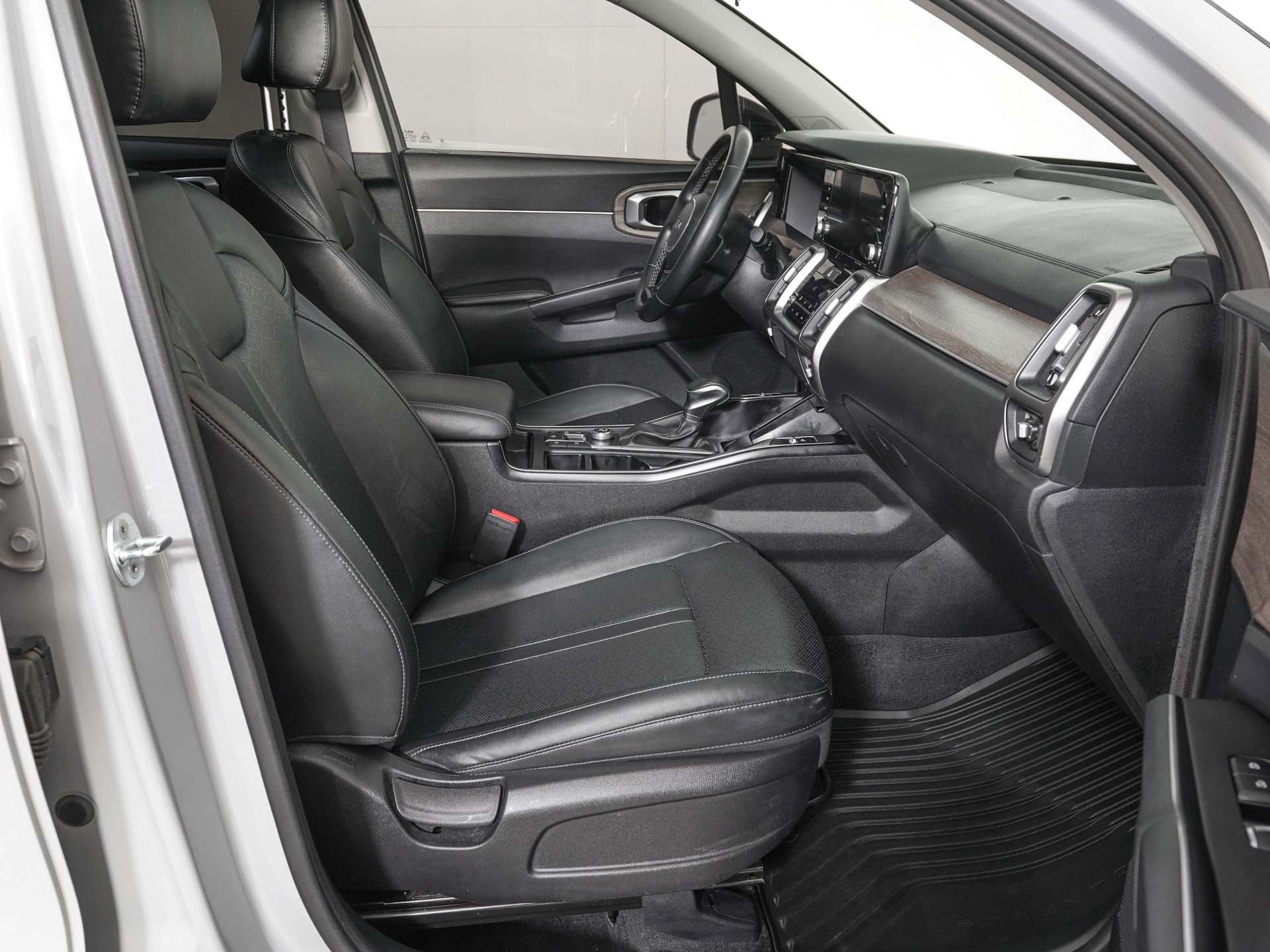 Used 2022 Kia Sorento EX w/ Panoramic Sunroof Package image 9