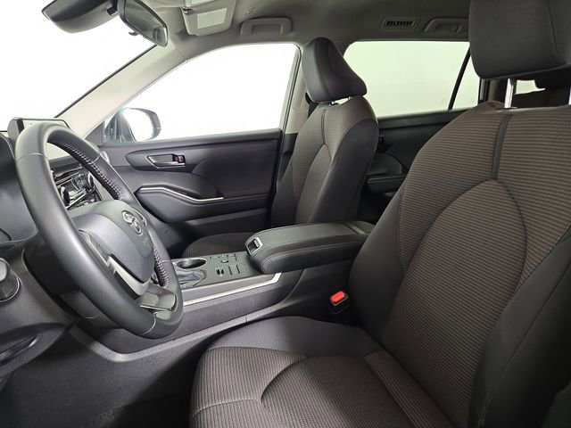 Used 2025 Toyota Highlander LE AWD/4WD image 13