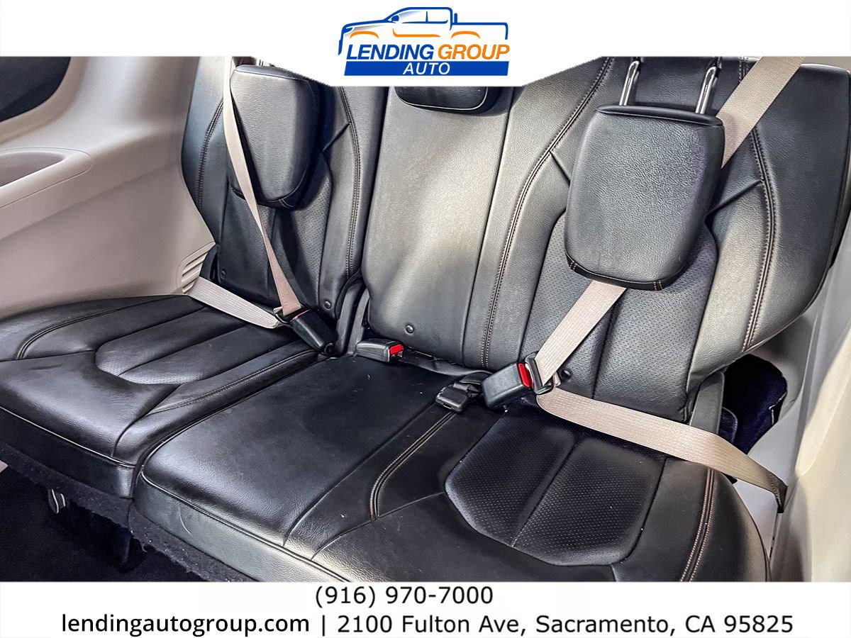 Used 2018 Chrysler Pacifica Touring-L image 17