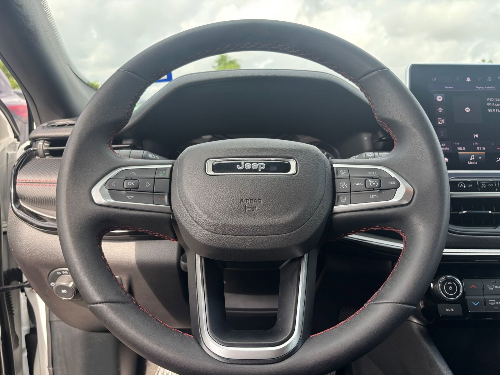 Used 2025 Jeep Compass Trailhawk AWD/4WD image 25