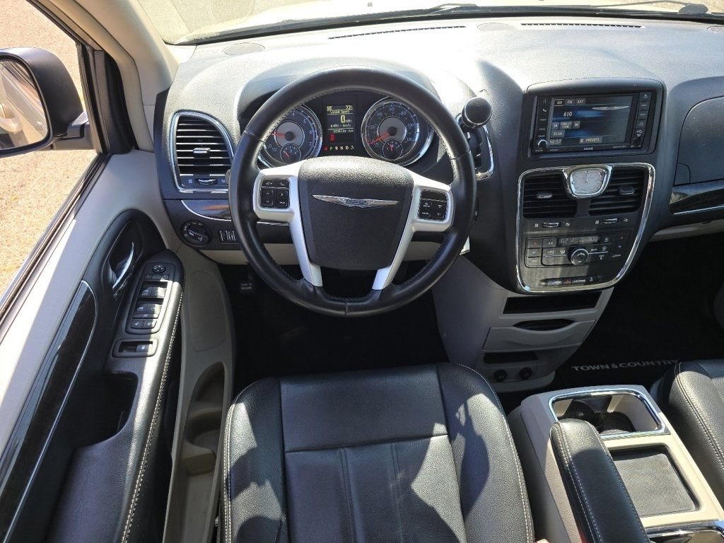 Used 2016 Chrysler Town & Country Touring FWD image 28