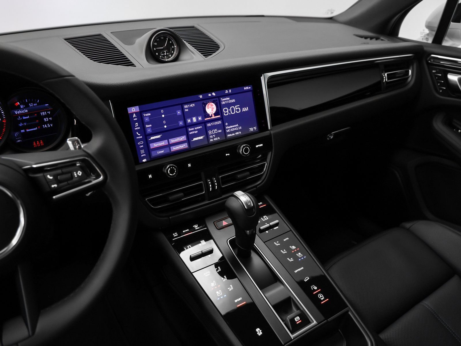 Certified 2025 Porsche Macan AWD/4WD image 32