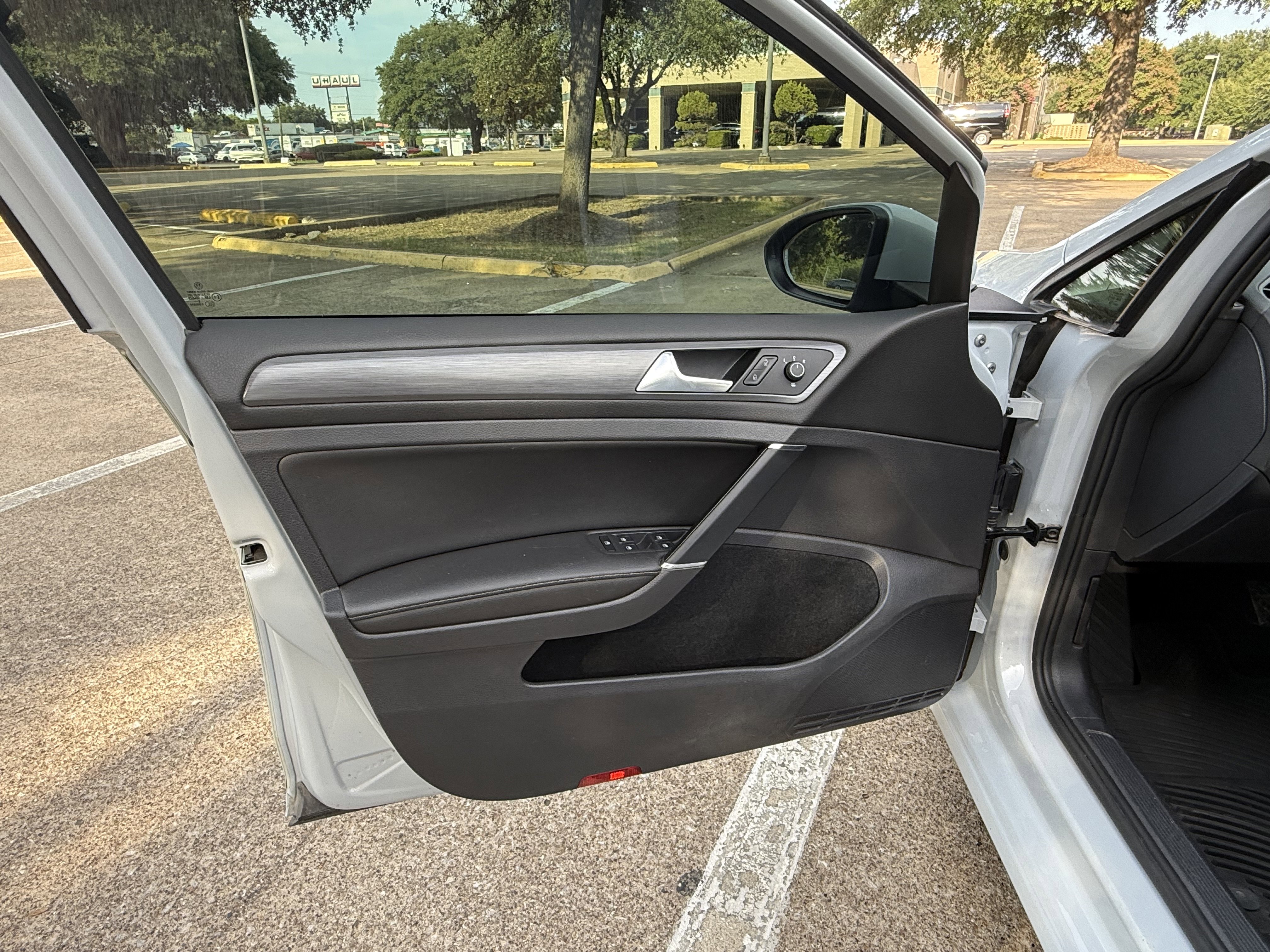 Used 2019 Volkswagen Golf SE image 21