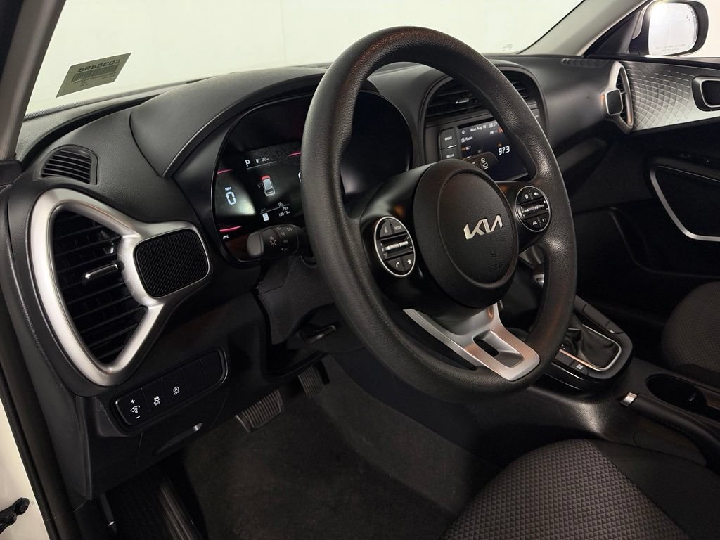 Used 2025 Kia Soul LX w/ LX Technology Package FWD image 19