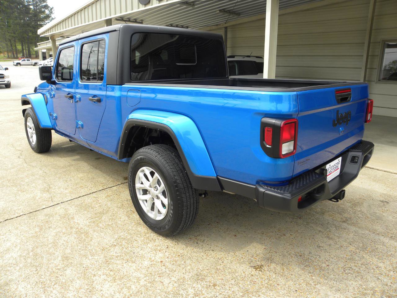 Used 2023 Jeep Gladiator Sport AWD/4WD image 7