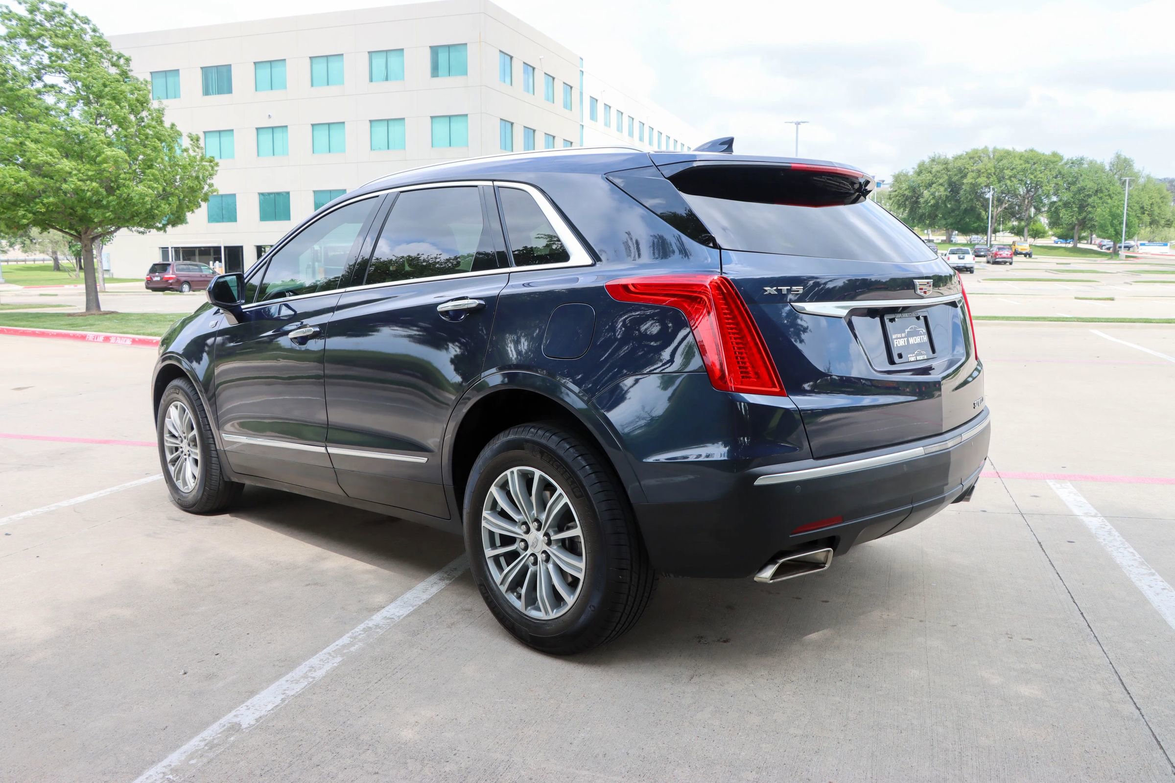 Used 2018 Cadillac XT5 Luxury w/ Driver Awareness Package FWD image 5