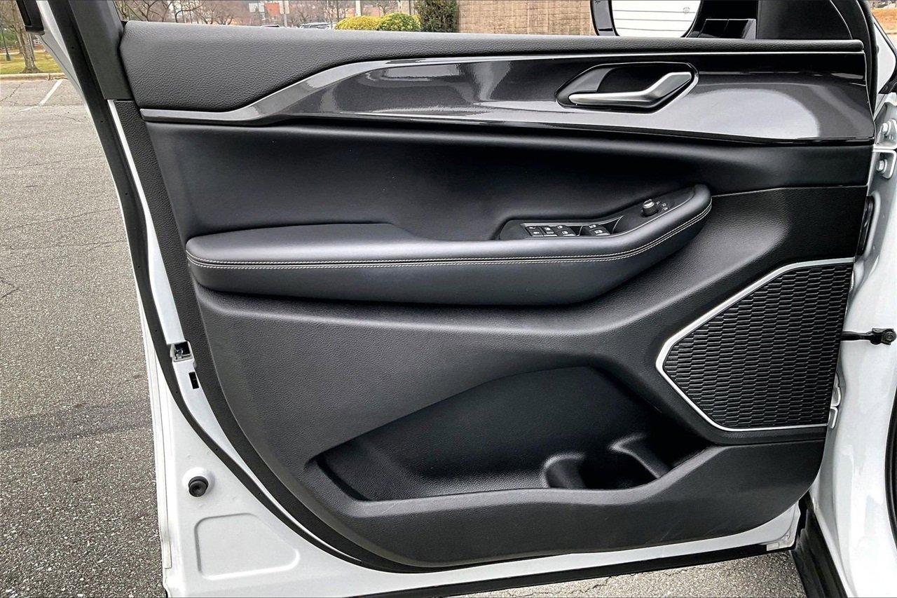 Used 2021 Jeep Grand Cherokee L Laredo image 26