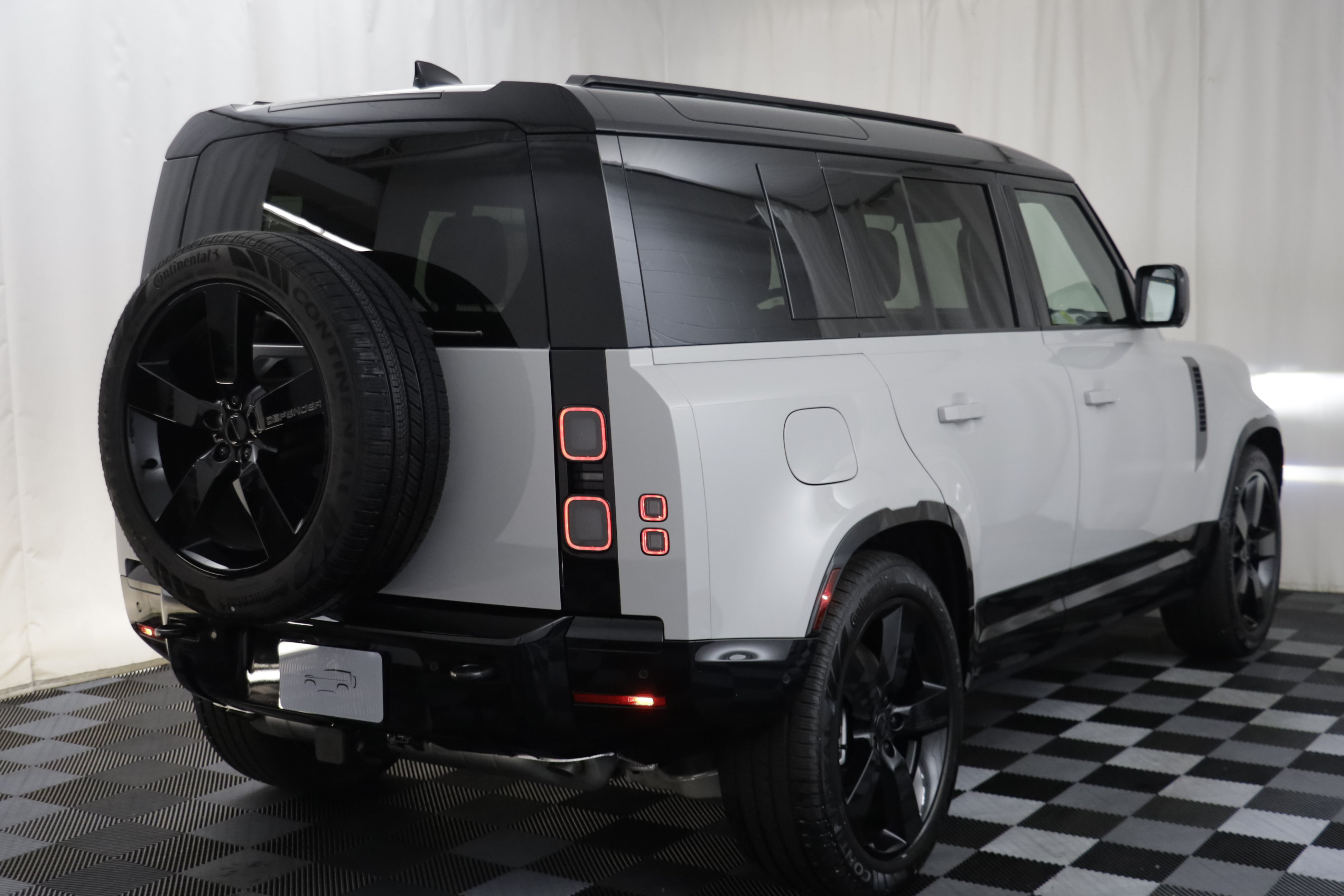 New 2026 Land Rover Defender 110 X-Dynamic SE AWD/4WD image 18
