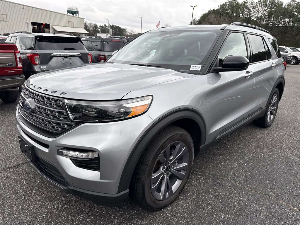 Used 2022 Ford Explorer XLT w/ Equipment Group 202A image 3