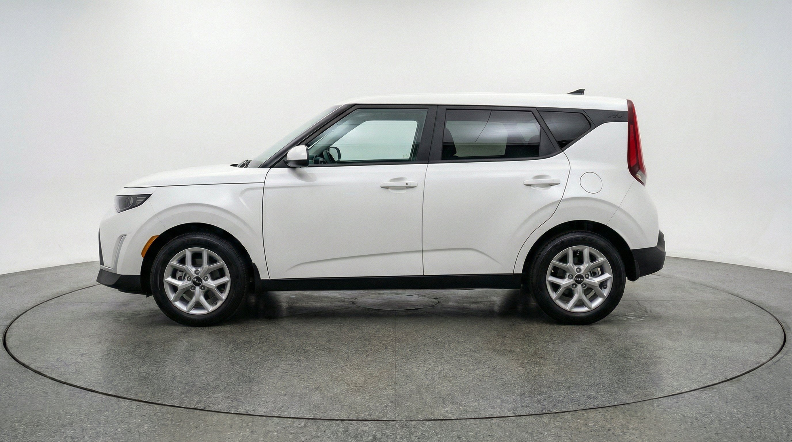 Used 2025 Kia Soul LX w/ LX Technology Package FWD image 5