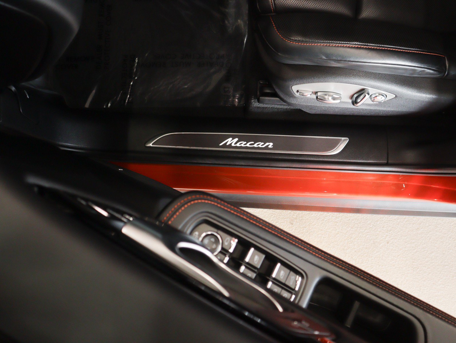 Certified 2024 Porsche Macan AWD/4WD image 26