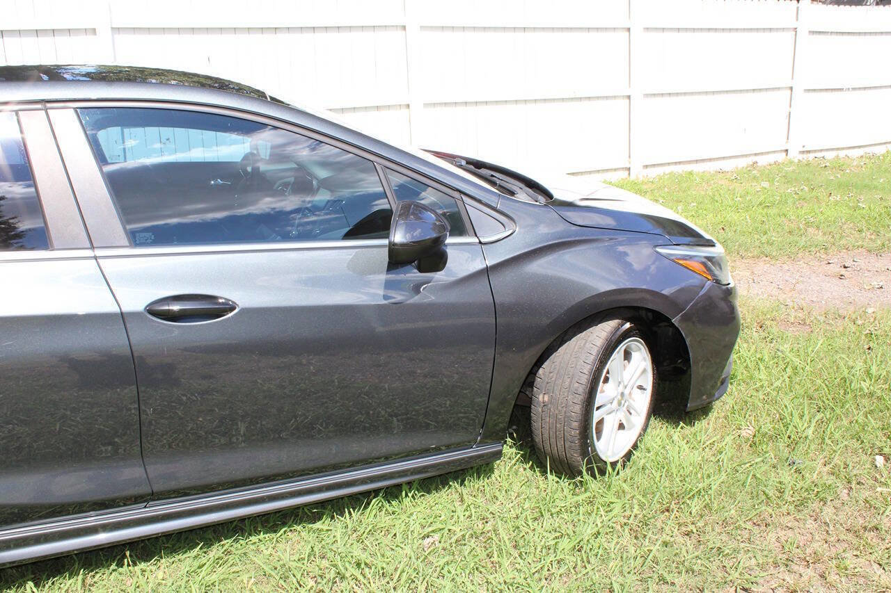 Used 2018 Chevrolet Cruze LT w/ Convenience Package image 4