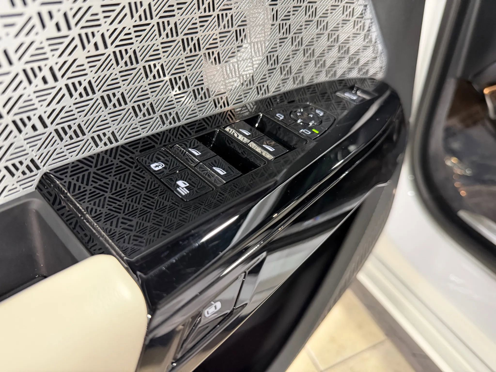 Used 2024 BMW 760i xDrive image 18