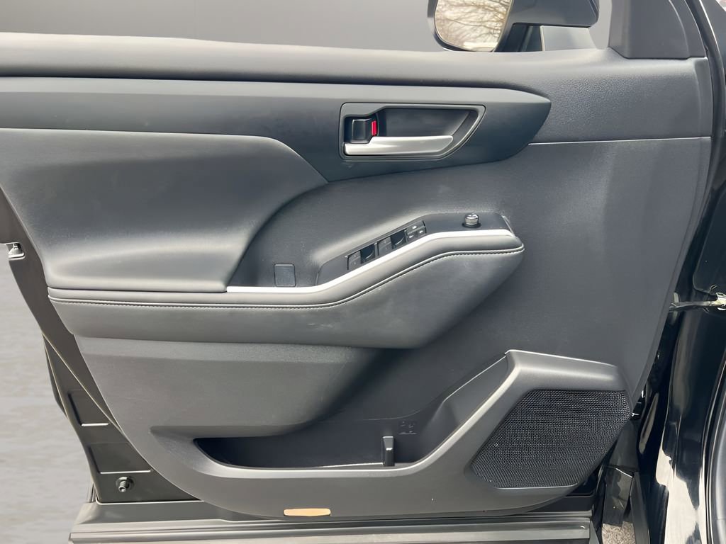 Used 2025 Toyota Highlander XLE image 24