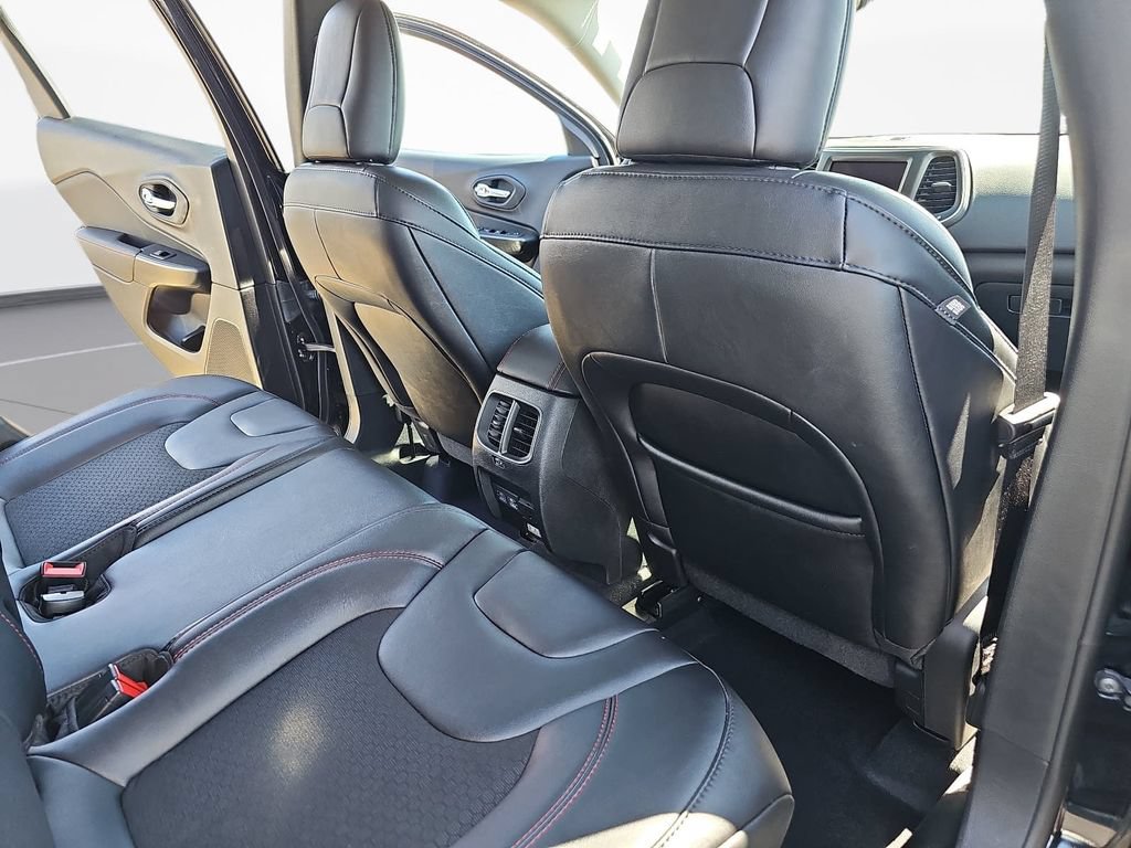 Used 2022 Jeep Cherokee Trailhawk AWD/4WD image 11