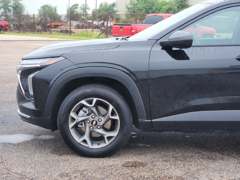 Used 2025 Chevrolet Trax LT FWD image 9