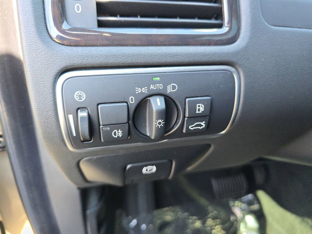 Used 2016 Volvo XC70 T5 Premier w/ Proximity Package image 32