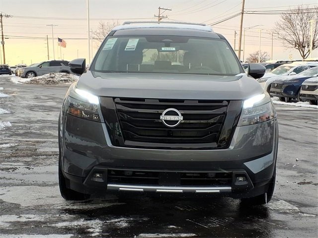 New 2025 Nissan Pathfinder SL w/ Black Appearance Package image 2