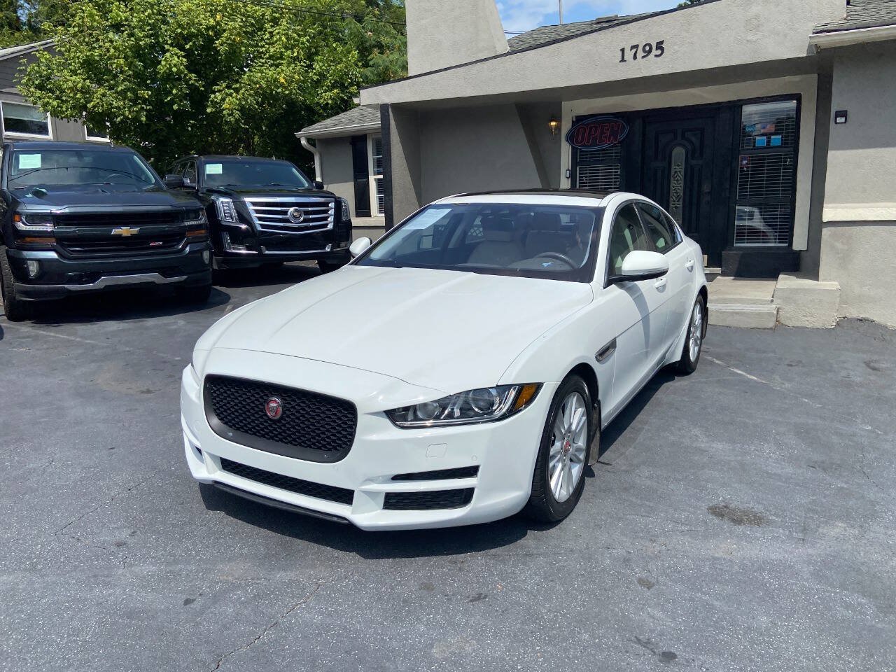 Used 2018 Jaguar XE Premium RWD image 2