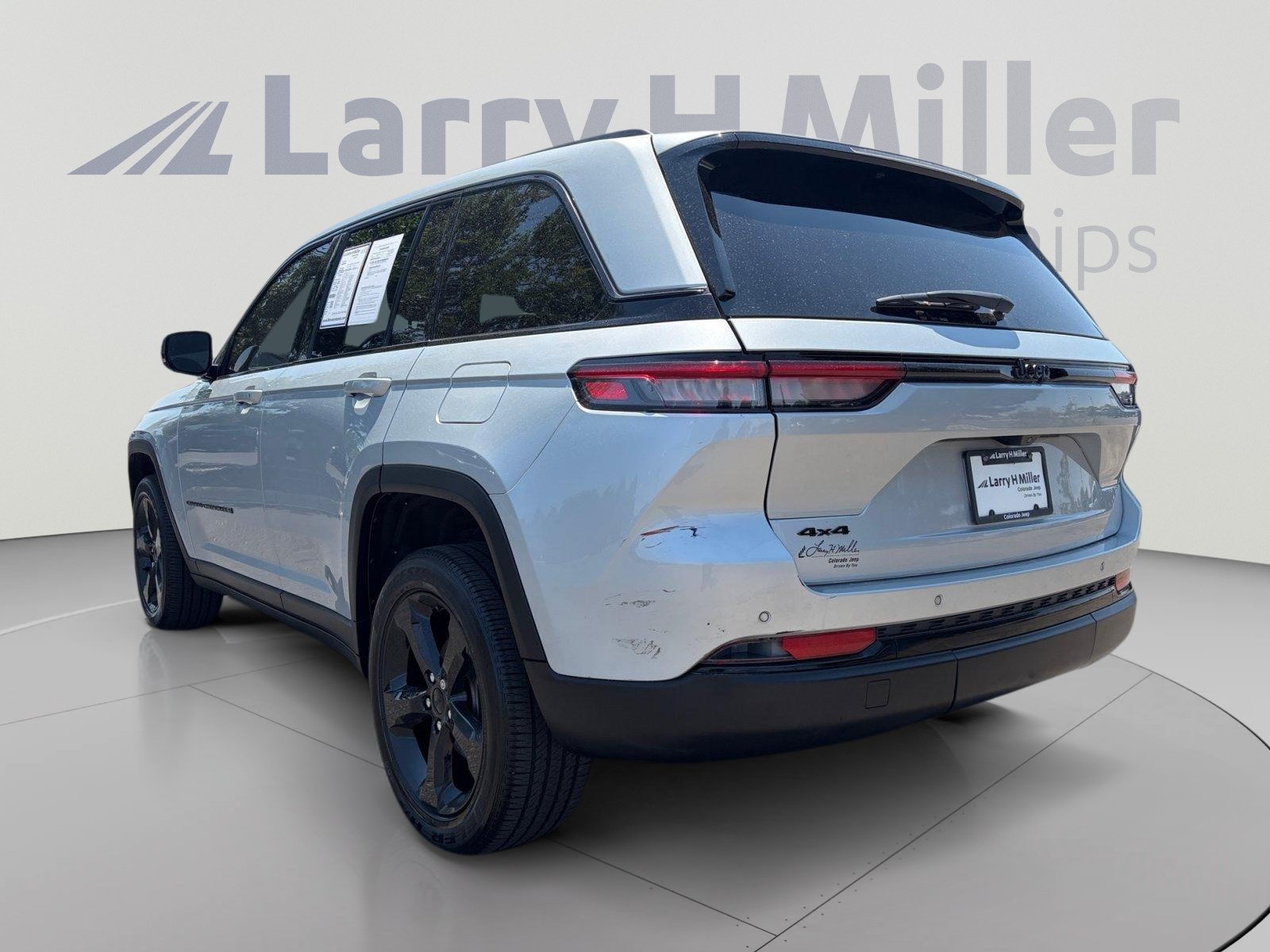 Used 2022 Jeep Grand Cherokee Altitude AWD/4WD image 3